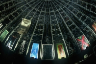 Ausstellung IM LICHTE DER YENIDZE von Elisabeth Rößler 2002 unter der Kuppel der Yenidze, Dresden.1